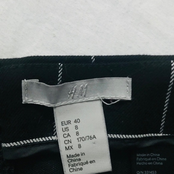 🪴 H&M black striped mini skirt with gold zipper - Picture 3 of 3